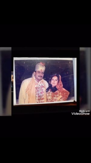 Kishori Shahane Instagram - Happy Anniversary my Life Partner @deepakbalrajvij Tera Saath Hai Toh Mujhe Kya Kami Hai,Andhero Mein Bhi Mil Rahi Roshni Hai….

#couple #couplegoals #happyanniversary #instagram #instagood #reels