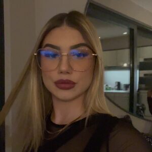 Kitti Vabene Instagram - Kit possible, la femme au foyer la plus compétente de l’histoire 🤍🧚🏼