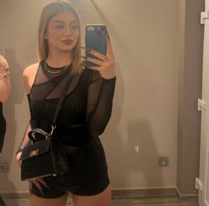 Kitti Vabene Instagram - Kit possible, la femme au foyer la plus compétente de l’histoire 🤍🧚🏼