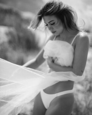 Kitti Vabene Instagram - Petit shoot à la mer avec Vanessa✨ un peu moment de qualité comme toujours on est sur une transformation en sirène d’ici peu 🩵