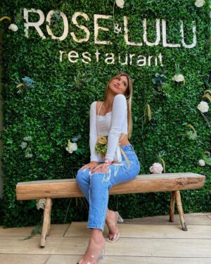 Kitti Vabene Instagram - Tata Kit en déplacement pour goûter vos restaurants. 🫨