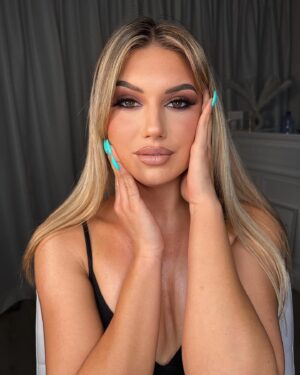 Kitti Vabene Instagram - Oui ma Queen cette publication c’est pour toi ! C’est ton moment bb coeur 
Genre juste regardez le travail de ouf ! Un maquillage millimétré et trop kiki toujours en adéquation avec la demande client. Dites vous je connais Luisa depuis l’époque et je suis tellement contente qu’aujourd’hui elle puisse s’épanouir à 200% dans ce qu’elle fait. Je la vois dans rien d’autre que le make up sauf juge parce que la tenue lui irait trop bien avec son petit marteau.
Des moments de qualité que je kiff merci d’être toi, merci de ton travail 🩵
Donnons de la force a la star Luisa Beauty🤍
