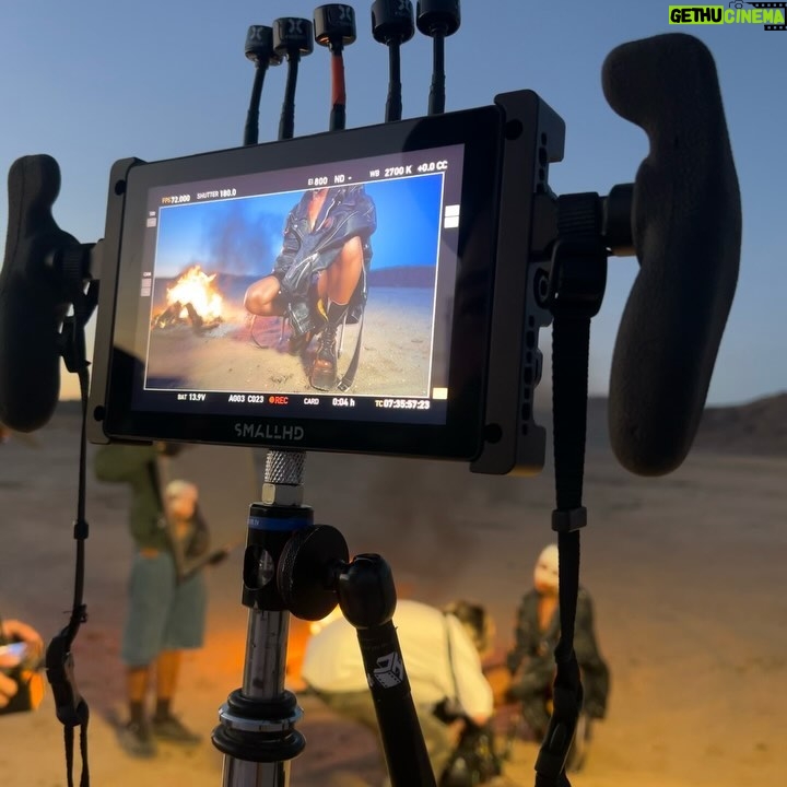 Kitty Cash - 3 Likes - Alexa play “Breaking News” 🔊📦🔊
Lil desert dump 🔥🔥🔥