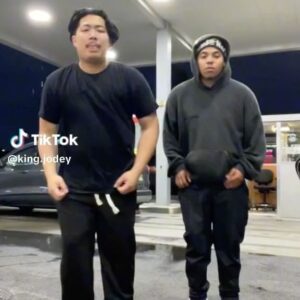 Kitty Cash Instagram - Ahhhhh loving all these “Breaking News” videos. Send me moreeeeeeee…y’all really want me to embarrass myself trying to do this dance?! 😹😹😽😽
