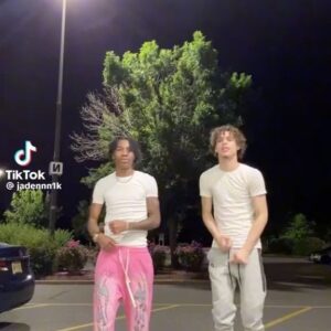 Kitty Cash Instagram - Ahhhhh loving all these “Breaking News” videos. Send me moreeeeeeee…y’all really want me to embarrass myself trying to do this dance?! 😹😹😽😽