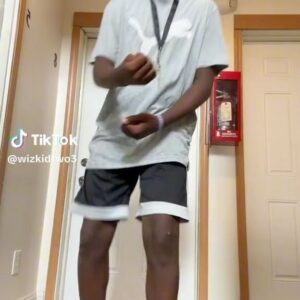 Kitty Cash Instagram - Ahhhhh loving all these “Breaking News” videos. Send me moreeeeeeee…y’all really want me to embarrass myself trying to do this dance?! 😹😹😽😽