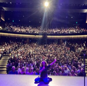 Kitty Flanagan Instagram - Thank you and good night!!! Finally managed to do some gigs up in the covid-free Cairns bubble. Thanks for the good times @cairnsperformingarts. Thanks to my audience for coming out and supporting live comedy. And thanks for the great food @caffiend_cairns & @guyalacafe. I’d almost forgotten what a sweet SWEET job I have! 😻x #gladgame #staycovidfreepleasecairns