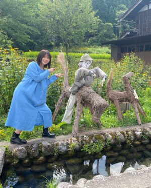 Kiyoe Yoshioka Instagram - 「ミルミル」「ミルミルS」の新テレビCMが始まります😆🌟

新CMは『ビフィズス菌はキミの味方／岐阜』篇」🕊✨
オンエアーは１１月１日（月）から！

岐阜県を舞台に、刀鍛冶さん、手漉き和紙など伝統工芸の職人さんや地元の高校生ブラスバンドのみなさんと「アイデンティティ」をお届けしています💖

皆さんと沢山交流させて頂き、質問も沢山させて頂きました😃楽しかったなぁ💛
質問した様子も近々お届け出来るかもです！

刀鍛冶さんの工房で刀鍛冶体験をさせて頂いたり、手漉き和紙職人さん達の伝統を守るだけでなく次世代に繋ぐ、そして手漉き和紙を広めて行く心意気に感動。
ブラスバンド部（ウィンドアンサンブル部）の皆さんの明るくキラキラしたひたむきさ。

とっても素敵でした❤️‍🔥
CM、是非お楽しみに😊🟡

そして昨日。
ヤクルトスワローズさんがセ・リーグ優勝⚾️㊗️🎉
おめでとうございます❗️❗️❗️

おめでたい日の翌日のお知らせ、嬉しいです😃

ミルミル、ミルミルS美味しいよ！是非どうぞ😆🥛