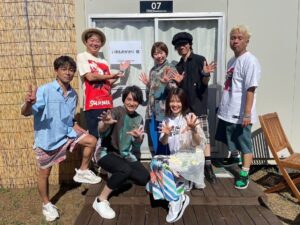 Kiyoe Yoshioka Instagram - 「ROCK IN JAPAN FESTIVAL 2023」ありがとうございました😊

めっちゃ晴れた〜🌞🌞🌞🌞🌞

いきものがかりを初めて観た人〜！
って聞いたら、めちゃくちゃ手が上がりました✨✨

嬉しい出会いだね🍉✨

フェス名物丸ごとメロンクリームソーダ、うまぁ🍈😋

#いきものがかり 
#rijf2023
