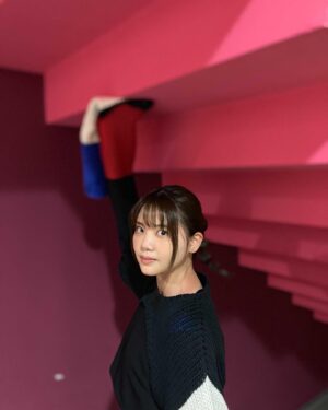 Kiyoe Yoshioka Instagram - こんにちは🌞こちら晴れてます❕

４月２４日（日）０時より、いよいよ
ニューシングル「凸凹」が配信リリースされます🤩

同じタイミングで私のYouTube ChannelにてMVも公開しますよ🥳

朝早くから撮影を始めて、撮り終えたのはたしか２４時をまわったあたりだった。

素晴らしいダンサーの皆さま達と丸一日💃
楽しい雰囲気が伝わるといいな🥰
カラフルで楽しいよ✌️

あっ！
ワコールさんのTVCMで「まっさら」が流れ始めました🧡

昨日の朝ふいに見れて嬉しかった〜🤩
見かけたらぜひガン見してください👀✨

よい1日を💕