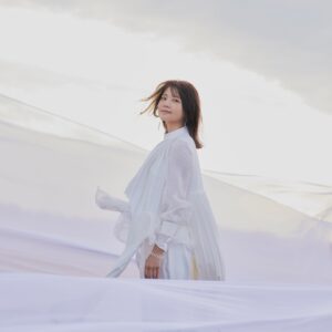 Kiyoe Yoshioka Instagram - 初のソロオリジナルシングル「まっさら」のリリースが発表されました✨
やっとやっと言えたぁー　😆❕❕

🌊🏳🤍☁️🕊

「オリジナル作りましょう！」とスタッフさんに言って頂いていて、今年に入ってぐらいから少しずつ準備をしていました！

秦さんに曲を作って頂きたくて。
春には気合入れてジャケット着て、秦さんとの打ち合わせに行ったのを覚えています😊🏳☁️
緊張しまくってたな、、笑。

秦さんはとても丁寧に、
「オリジナルどんなものにしたい？」「今の聖恵ちゃんはどんなことを考えてる？」「じゃあ過去には？」など色々聴いてくださり。
心の内を素直にお話ししました。

しばらくしてとっっても爽やかで新鮮で素敵なメロディーが届きました。

すごくわくわくしました❕

それを聴いていたら
「まっさら」って言葉が浮かんできて　❕
イメージする歌詞をぶわわ〜と書き留めました。

新しいことに挑む・踏み出す気持ちから
「まっさら」が浮かんできたみたい🌊

とにかく楽しんでいただけますように☁️🤍

「まっさら」は
１１月２９日（月）から先行配信。
１２月２２日（水）シングル発売🕊
先行配信のプレオーダーをするとオリジナルのお皿、「まっ皿」が当たります。😆
CDについてるDVDにはMVや秦さんとの対談も。

さらに、さらに、まだお楽しみがあるかも　❕

写真とジャケットのせておくね😆

🌊🏳🤍☁️🕊

#まっさら
#吉岡聖恵
#秦基博