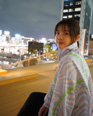 Kiyoe Yoshioka Instagram - 久々のホールツアー✨引き続きみんなでわいわい走っています！
熊本のあとは、島根、石川、昨日の神奈川県民ホール。
写真は福岡のキラキラした街を夜散歩🌃
（せっかくだからこういうオフ写真もツアーパンフレットにのせようっと！）

来てくださる皆さんのお陰で、チームの皆さんのお陰で、周りのサポートのお陰で、一本一本を大切に楽しんで、グッときて。

本当にありがたい日々！

みなさん、ありがとう🌷🌷🌷