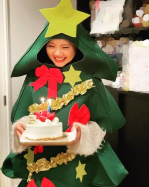 Kiyoe Yoshioka Instagram - リーダー水野さん🌟
３９才のお誕生日おめでとうございます😃✨✨✨

いつも頼もしいリーダーでいてくれてありがとう❗️
トークも得意で助かるありがとう❗️
面白い癖たくさんでありがとう❗️

これからもよろしく〜😆❕❕

クリスマスにつき、どこからともなくキヨエツリー🎄も登場したんだよ🤣笑

いきものがかりチームでワイワイお祝い🎉✨✨✨

#クリスマスが近いですね
#最近ハマってるツリー
#私物です
#キヨエツリー