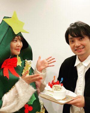 Kiyoe Yoshioka Instagram - リーダー水野さん🌟
３９才のお誕生日おめでとうございます😃✨✨✨

いつも頼もしいリーダーでいてくれてありがとう❗️
トークも得意で助かるありがとう❗️
面白い癖たくさんでありがとう❗️

これからもよろしく〜😆❕❕

クリスマスにつき、どこからともなくキヨエツリー🎄も登場したんだよ🤣笑

いきものがかりチームでワイワイお祝い🎉✨✨✨

#クリスマスが近いですね
#最近ハマってるツリー
#私物です
#キヨエツリー