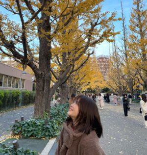Kiyoe Yoshioka Instagram - イチョウ並木🍂まろやかな黄色をした葉っぱ達。
リフレッシュタイムになりました。

落ちている葉っぱもそれはそれで美しかった🟡

THE FIRST TAKE  ブルーバード🔵

たくさんの国の人たちに観ていただけているようで嬉しい！

aoi aoi anosora〜🕊️🌏

そしてニューアルバム「○」（読み方は“まる”です）
の発売がもうすぐです❕
今回はリーダーがディレクターとして私の歌を録ってくれた曲が多数！
2人体勢となって初のオリジナルアルバムです。
丁寧につくっていきました。
沢山の方に届いてくれたらいいなぁ。

ぜひゲットしてみてくださいね⚪️
お楽しみに！

来年はツアーもやります！こちらもぜひ来てくださいね🤩