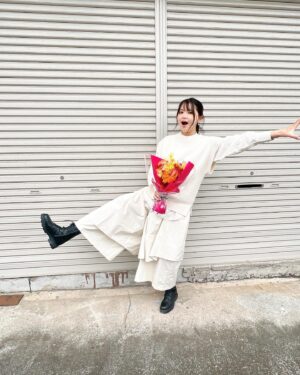 Kiyoe Yoshioka Instagram - お陰さまで今年も歳を重ねる事が出来ました！

３９イヤーーです✨

今年もカレンダーに誕生日はなかったんですが、薄目でみると２月２９日の数字がみえるような気がしました👀✨笑

人より圧倒的に誕生日が少ないので、〝誕生日なれ〟していません。笑

９と４分の３才でもあるし🤩笑

そんな私にも、スタジオ作業の帰りにリーダー＆スタッフさんたちがケーキとお花をプレゼントしてくれました🎂💐☺️

サンキューーーッ💪✨‼︎

明るく、健康に、まいります。

そしてすてきな歌を届けられたなら！

精進します。

何より、楽しんでまいります！

みんな、いつもありがとう☺️✨

#2月29日生まれ
#うるう年
#うるう日