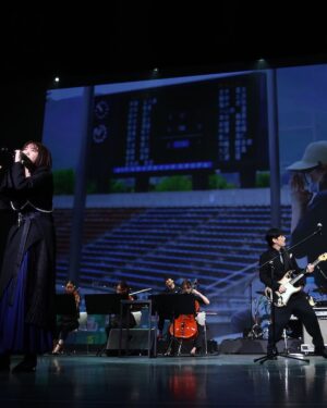 Kiyoe Yoshioka Instagram - JFA100周年セレブレーションにて、いきものがかりで出演させて頂きました🎉⚽️✨

「ブルーバード」と「⾵が吹いている」を歌わせて頂きましたよ🦅🍃

創立１００周年という記念すべき日を祝わせて頂き、大変光栄でした❗️

高校サッカーの応援歌「心の花を咲かせよう」を国立競技場の決勝戦で歌わせて頂いた時の事を思い出しました✨

#JFA100周年
#ブルーバード
#風が吹いている
#心の花を咲かせよう