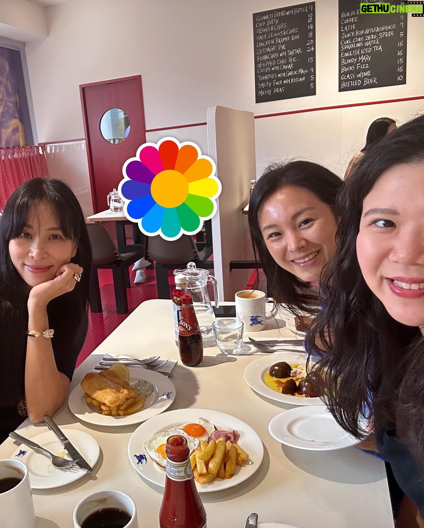 Ko So-young Instagram - 보라장미로 물든💜 혜영&은영🥀오랜만에 brunch☕️ #버버리성수로즈 #브런치 #burberry #보라색 #가을