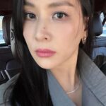 Ko So-young Instagram – BURBERRY 🖤 📸 

SS24 컬렉션 프리젠테이션.

#burberry #버버리 #광고