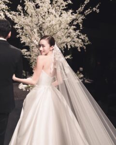Ko Sung-hee Instagram - 늘 변함없는 마음으로 응원해주신 여러분들 덕분에 행복한 결혼식이 되었습니다. 앞으로도 지금처럼 따듯한 시선으로 지켜봐주세요. 감사합니다🤍🖤🖤 귀한 시간 내주신 모든 하객분들께도 다시 한번 감사 인사를 전합니다. . . . 🕊️ @plan_maju Makeup : @mirise1018 Hair : @lllhhhhhh Flower : @emilyatelier Dress : @kaylabennet_official