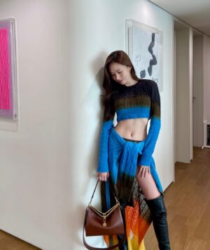 Ko Sung-hee Instagram - 💛🤎 Love it E 💛🤎
The Genius : @etro @marcodevincenzo 👍🏻
.
.
.
( 엄마가집안에서신발신지말라고했는데 #사랑해요엄마 )