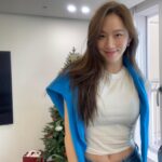 Ko Sung-hee Instagram - 💙💙🍋 👩‍👩‍👧 at my 🏠
