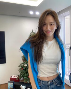 Ko Sung-hee Instagram - 💙💙🍋   👩‍👩‍👧 at my 🏠
