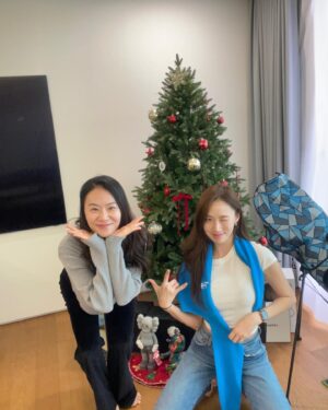 Ko Sung-hee Instagram - 💙💙🍋   👩‍👩‍👧 at my 🏠