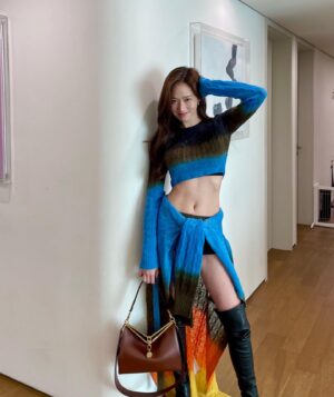 Ko Sung-hee Instagram - 💛🤎 Love it E 💛🤎
The Genius : @etro @marcodevincenzo 👍🏻
.
.
.
( 엄마가집안에서신발신지말라고했는데 #사랑해요엄마 )