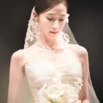 Ko Sung-hee Instagram - 늘 변함없는 마음으로 응원해주신 여러분들 덕분에 행복한 결혼식이 되었습니다. 앞으로도 지금처럼 따듯한 시선으로 지켜봐주세요. 감사합니다🤍🖤🖤 귀한 시간 내주신 모든 하객분들께도 다시 한번 감사 인사를 전합니다. . . . 🕊️ @plan_maju Makeup : @mirise1018 Hair : @lllhhhhhh Flower : @emilyatelier Dress : @kaylabennet_official