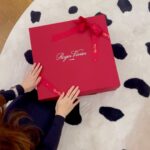 Ko Sung-hee Instagram – 🎁   🐕   ❤️ = Christmas Already🎄

💌 Special Thanks to @rogervivier 

너무 오랜만이죠, 잘 지내고들 계신가요?  miss-ya-all.