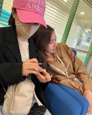 Ko Sung-hee Instagram - 안녕, 뜨겁게 사랑한 나의 ”차나래“
그리고 우리 모두의 전부였던 ”가우스전자“ 💗

저는 아직 온전히 다 보내지 못했지만, 
마지막회까지 함께해주신 모든 분들께 정말 감사드립니다..🙏🏻

덕분에 정말 많이 행복했어요
나래로 사는 모든 순간이 제게는 행운이었고 위로였습니다.
벌써 많이 보고싶다구요🤧 ㅅㄹㅎ💋
.
.

#goodbye #가우스전자 #차나래