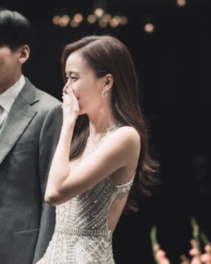 Ko Sung-hee Instagram - 늘 변함없는 마음으로 응원해주신 여러분들 덕분에 행복한 결혼식이 되었습니다. 앞으로도 지금처럼 따듯한 시선으로 지켜봐주세요.
감사합니다🤍🖤🖤

귀한 시간 내주신 모든 하객분들께도 다시 한번 감사 인사를 전합니다.
.
.
.
🕊️ @plan_maju 
Makeup : @mirise1018 
Hair : @lllhhhhhh 
Flower : @emilyatelier 
Dress : @kaylabennet_official