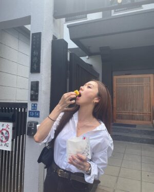 Ko Sung-hee Instagram - My late #Tokyo 🇯🇵 Diary 🍣🐷
(🤳10장으로는 하루 기록도 부족) 하이라이트는 마지막에❤️