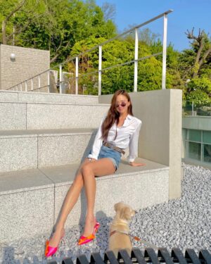 Ko Sung-hee Instagram - 🩷 With all the girl's dream shoes 🎀

Best 👠 @rogervivier @gherardofelloni 
.
.
.
📸 @cdeum   🐶