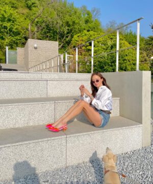 Ko Sung-hee Instagram - 🩷 With all the girl's dream shoes 🎀

Best 👠 @rogervivier @gherardofelloni 
.
.
.
📸 @cdeum   🐶