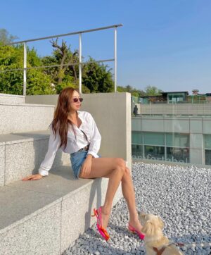 Ko Sung-hee Instagram - 🩷 With all the girl's dream shoes 🎀

Best 👠 @rogervivier @gherardofelloni 
.
.
.
📸 @cdeum   🐶