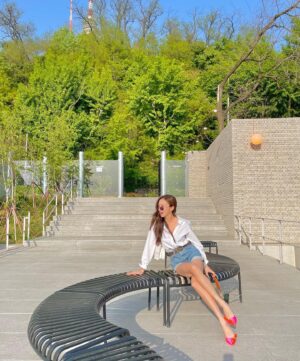 Ko Sung-hee Instagram - 🩷 With all the girl's dream shoes 🎀

Best 👠 @rogervivier @gherardofelloni 
.
.
.
📸 @cdeum   🐶