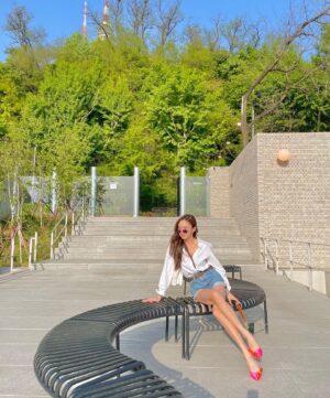 Ko Sung-hee Instagram - 🩷 With all the girl's dream shoes 🎀

Best 👠 @rogervivier @gherardofelloni 
.
.
.
📸 @cdeum   🐶