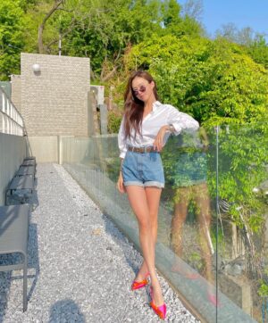 Ko Sung-hee Instagram - 🩷 With all the girl's dream shoes 🎀

Best 👠 @rogervivier @gherardofelloni 
.
.
.
📸 @cdeum   🐶