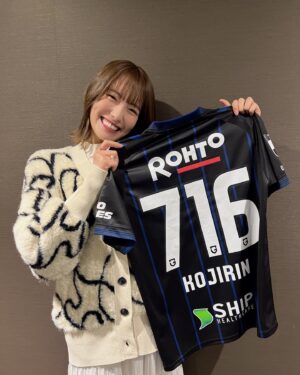 Kojima Karin Instagram - 【お知らせ】
⁡
この度 📺MBS｢ガンバTV～青と黒～｣の
新MCを務めさせて頂く事になりました！
⁡
とても光栄です…！✨️
⁡
ガンバTVを通してガンバ大阪の魅力を知り、
サポーターの皆さんと一緒に私も全力で！応援させて下さい✊🏻🔥
⁡
⁡
早速新しいユニフォームを着用させていただきましたが、とってもかっこよくて自然と背筋が伸びます…！私も気合いが入りました!!
⁡
⁡
毎週月曜日に楽しい時間を皆さんにお届けできるよう頑張ります!!これからよろしくお願いします！⚽️✨️
⁡
⁡
#ガンバ大阪 #ガンバtv