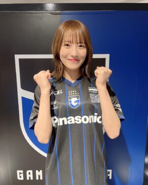 Kojima Karin Instagram - 【お知らせ】
⁡
この度 📺MBS｢ガンバTV～青と黒～｣の
新MCを務めさせて頂く事になりました！
⁡
とても光栄です…！✨️
⁡
ガンバTVを通してガンバ大阪の魅力を知り、
サポーターの皆さんと一緒に私も全力で！応援させて下さい✊🏻🔥
⁡
⁡
早速新しいユニフォームを着用させていただきましたが、とってもかっこよくて自然と背筋が伸びます…！私も気合いが入りました!!
⁡
⁡
毎週月曜日に楽しい時間を皆さんにお届けできるよう頑張ります!!これからよろしくお願いします！⚽️✨️
⁡
⁡
#ガンバ大阪 #ガンバtv
