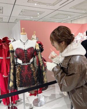 Kojima Karin Instagram - #NMB48衣装展 👗🫧
～衣装から見る13年の難波愛～
⁡
⁡
念願の衣装展!!
思い出が詰まった衣装たちがずらっと並んでいて、興奮が止まりません！れーちゃんと見て回ったのですが、昔の事を思い出しながら見ていたらNMB48の歴史の半分以上を経験したんだなと色々な感情で胸が熱くなりました😌
⁡
⁡
なにより13年間愛を込めて作り続けてくれている衣装さんに改めて感謝の気持ちで溢れました🥹💭これからもこの衣装たちと一緒に歴史を繋いでいきたいと思います!!
⁡
⁡
▫開催期間：2024.1.2~2024.1.14
▫会場：#心斎橋PARCO 14F 「PARCO GALLERY」
⁡
ぜひお越しください!!🐆❤️

 #NMB48  #衣装 #NMB48衣装展