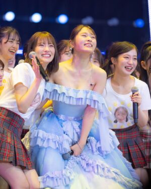 Kojima Karin Instagram - #渋谷凪咲卒業コンサート 2days 🌼
⁡
⁡
1日目は笑いあり涙無し。
2日目は笑いなし涙あり。
⁡
感情が騒がしい2日間でした😂
⁡
1曲ずつ大喜利のお題に沿った事をするという、ハチャメチャで前代未聞の卒コン！どうなるかと思いましたが、やっぱり凪咲さんは偉大でした。
⁡
電気ナマズ⚡️もリーゼント😎も
こじりん下がって も。いい思い出です!!
⁡
そしてそんな楽しい時間を過ごせば過ごすほど凪咲さんを見送る寂しさは増すばかりで…
思い出を振り返ってこんなにも涙が流せるほど、同じ熱量で向き合い続けられた事。そしてそんな大切な人に出会えた事が本当に幸せだと心から思いました🌱
⁡
⁡
コンサートの様子は、アーカイブ配信でもご覧いただけます!! ぜひ見てください☺️🌼
