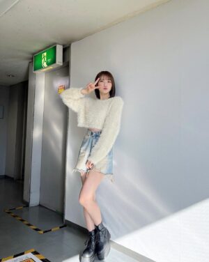 Kojima Karin Instagram - ⁡
⁡
⁡
至る所でクリスマスを感じられる今が楽しくてたまりません🥺🤍
⁡
⁡
#MURUA #ニットコーデ #ゴールドアクセサリー
#ボブヘアー