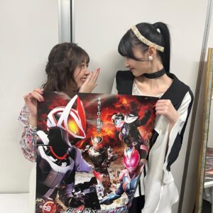 Kokoro Aoshima Instagram - ＊
大変遅くなりました
映画『ギーツ×リバイス　MOVIEバトルロワイヤル』
12月23日公開いたしました
リバイスチームからしっかりバトンを受け取った作品。
ツムリちゃんは小悪魔ツムリになります。
そして龍騎の皆さまも出演してくださってます！

本編、本当に戦いのシーンの迫力が凄くてライダーファンの皆さんはより見ていただきたい作品です。バッチバチにバチります。是非劇場へ😈
