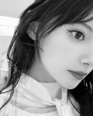Kokoro Aoshima Instagram - @nylonjapan 
365anniversary ということで4月の6日間連載していただきました！
最終日の衣装しかオフショ撮ってなくてなかなか載せれずにごめんなさいです〜。。

色んな格好しましたので是非☺︎🥂
 #nylonjapan 
 #365anniversary