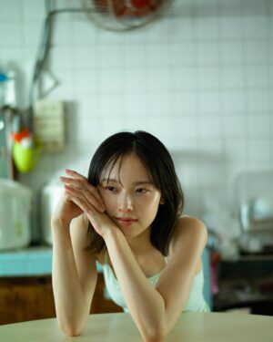 Konatsu Kato Instagram - 写真集のアザーカットです。
表紙になったマンゴーを食べる私の数分前です。
そう、マンゴーは苦手な食べ物でした。この時は、まだ。
撮影:細居幸次郎