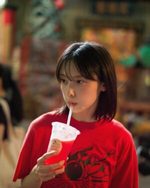 Konatsu Kato Instagram - 写真集「二日月」のアザーカットです。
この日はスイカジュースを2杯飲みました🥤
この服を着て魯肉飯を食べてる写真が
二日月の中で1番好きです。皆見てね~~📘
