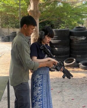 Konomi Naito Instagram - REAL GUN SHOOTING in Thai🇹🇭🔫

友人の紹介で普通ではなかなか入れない場所で
プロの早撃ち選手の方に指導して頂き

実弾で、4種類の銃を撃たせてもらいました👍

今まで何度かガンアクションをやって来ましたが、実際に撃ったことがなく今まで想像の中でお芝居していましたが、これからはこの経験を活かしてよりリアルなガンアクションができるといいなと思います✨

本当に最高で貴重な体験でした！
また必ず来ます！

Special thanks
@bank_pluto 
@lalissaa 
@chong.nom 
@fursan.misadama